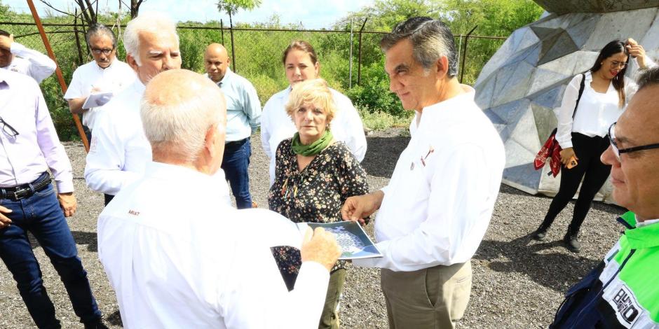 En la imagen, el gobernador de Tamaulipas, Américo Villarreal, y la escultora Elizabeth Pesquera.