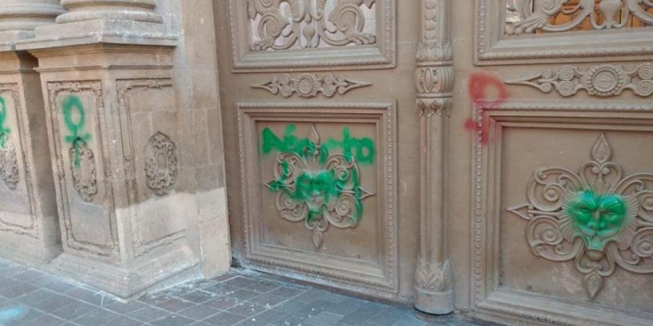 Así se ve la fachada de la Catedral en León tras las pintas de grupos feministas.
