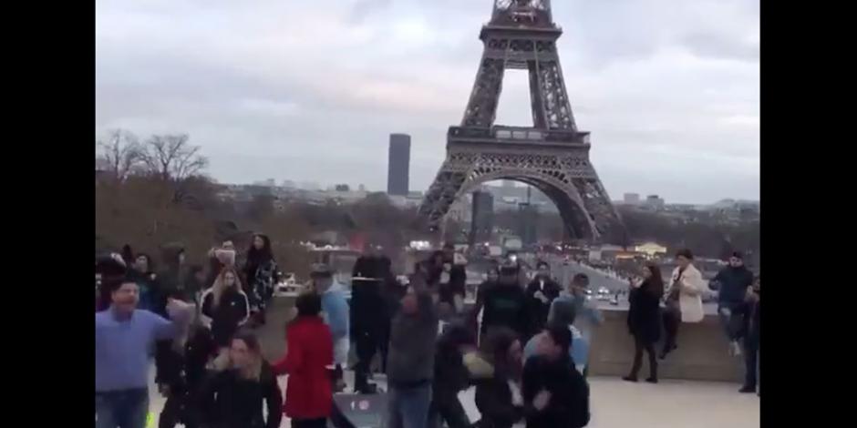 Mexicanos bailan La Chona en la Torre Eiffel y se vuelven virales (VIDEO)
