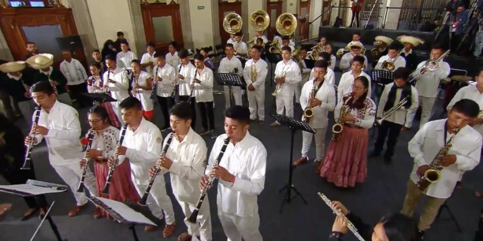 Músicos mixes tocan piezas en la mañanera de AMLO en Palacio Nacional