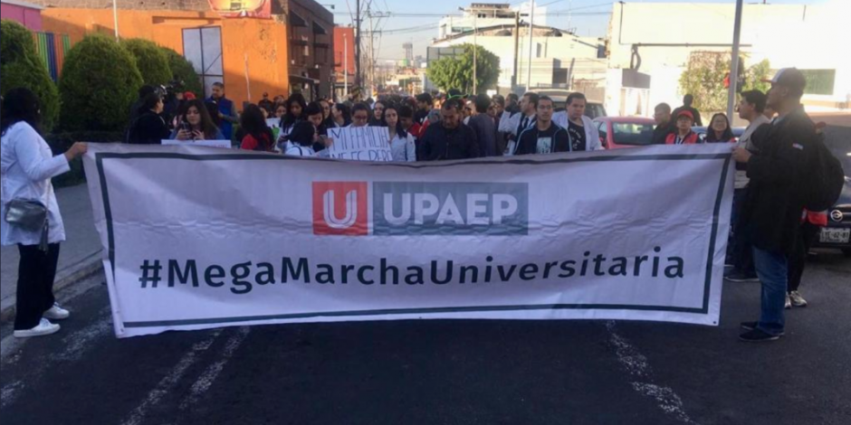 Estudiantes de Puebla entregan pliego petitorio; exigen seguridad