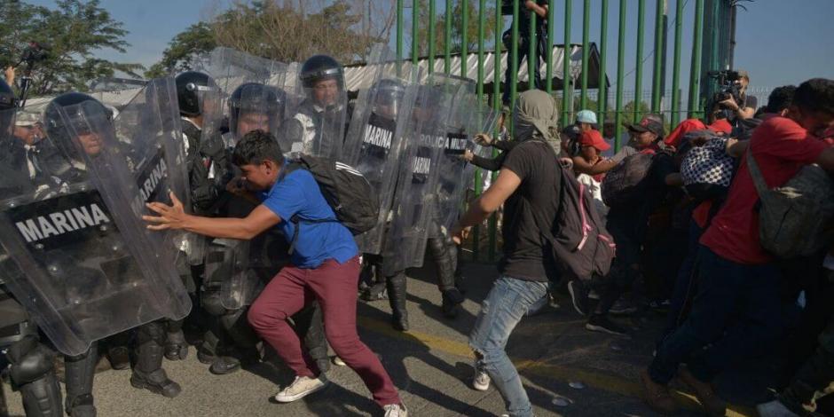 Migrantes de caravana rompen diálogo con autoridades y GN los contiene una vez más