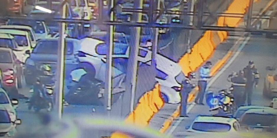 Camioneta choca contra muro de contención en Circuito Interior (VIDEO)