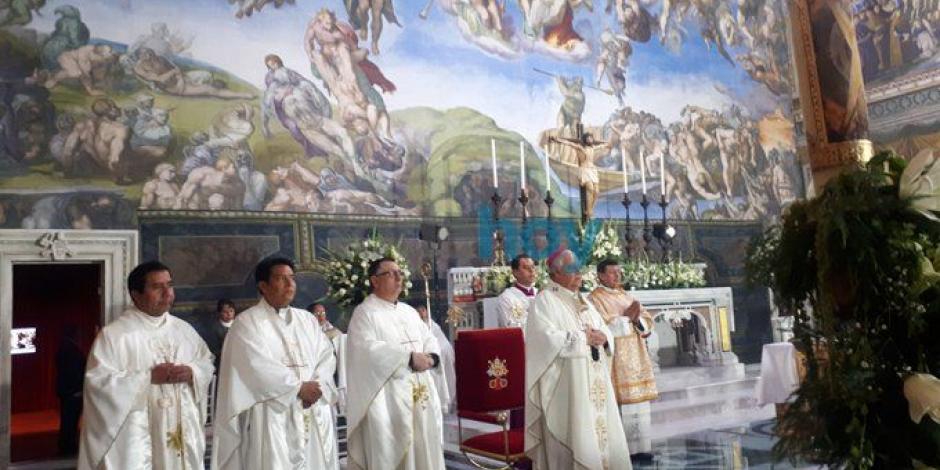 Bautiza arzobispo de Puebla a 23 bebés en la réplica de la Capilla Sixtina