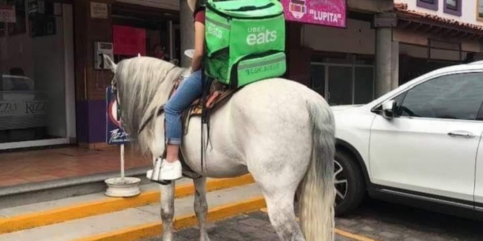 Repartidora de Uber eats lleva pedidos a caballo y se vuelve viral