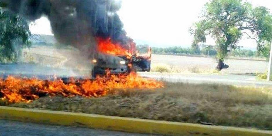 Bloquean carreteras a Celaya con vehículos incendiados