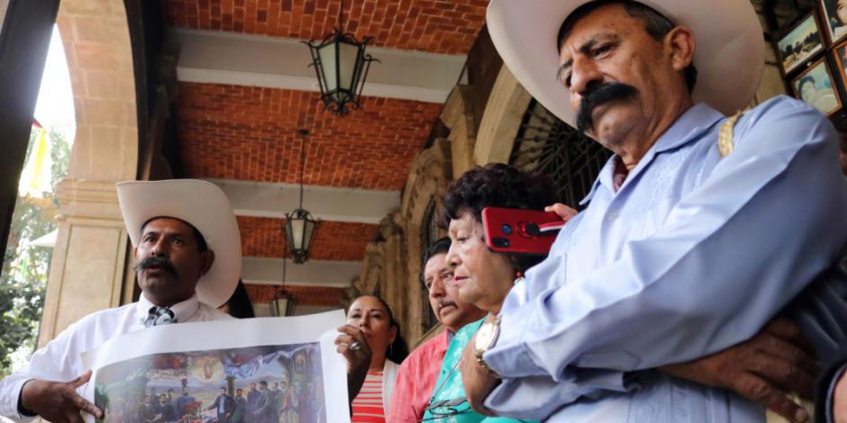 Insisten familiares en retiro de Bellas Artes de pintura de "Zapata gay"
