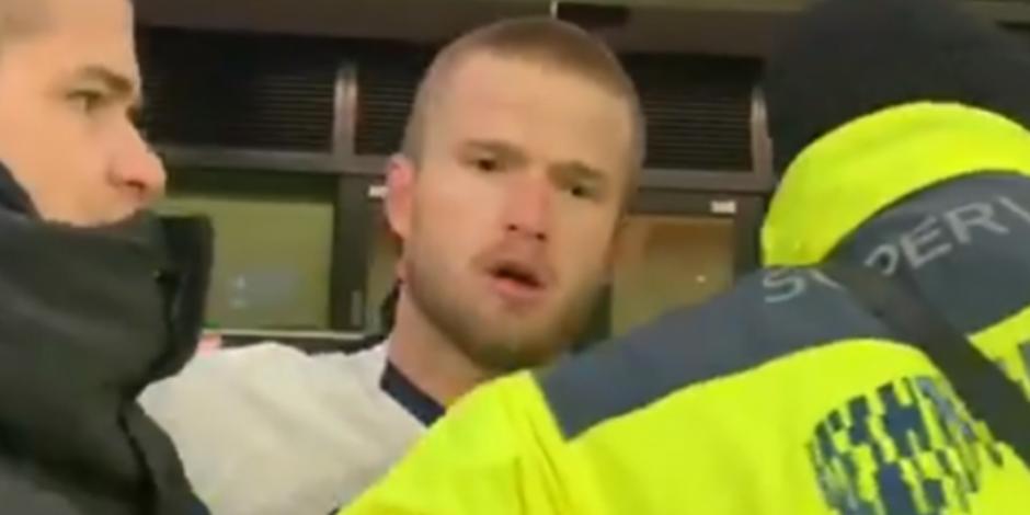 Futbolista del Tottenham golpea a aficionado racista en pleno partido (VIDEO)