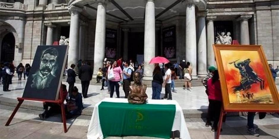 Visitantes de Bellas Artes ingresan por puerta lateral por bloqueos zapatistas