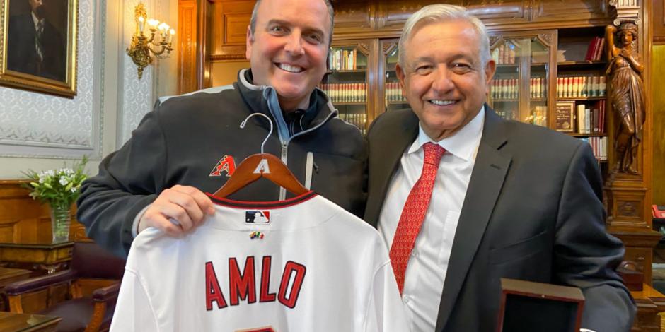 AMLO se reúne con director de los Diamondbacks en Palacio Nacional