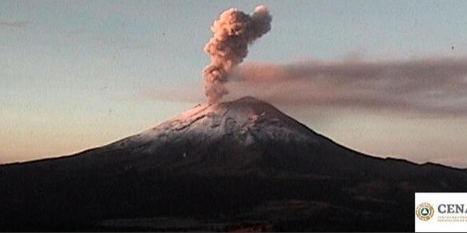 Popocatépetl amanece activo y emite fumarola de 2.5 kilómetros