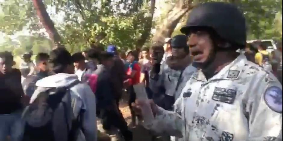 Elemento de la Guardia Nacional se burla de migrantes; “aquí traigo el gas”, dice (VIDEO)