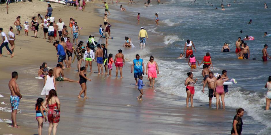 Llama López Obrador a no visitar playas durante Semana Santa