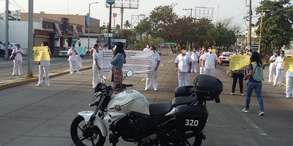 Con bloqueo, enfermeras exigen material de protección en Veracruz