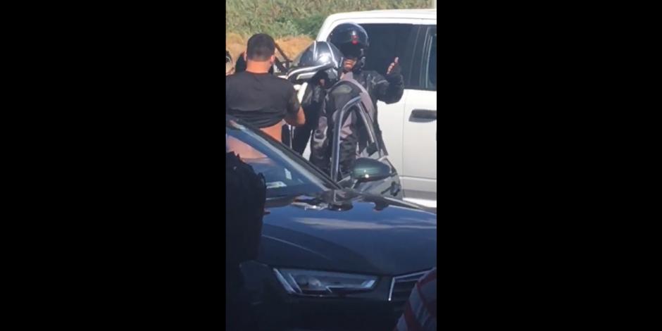 Sujeto choca con motocicleta de la SSP de Oaxaca y lo arrestan (VIDEO)