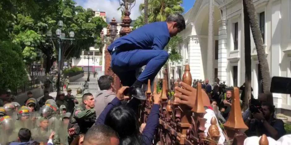 Juan Guaidó intenta saltar una reja para ingresar al Parlamento (VIDEO)