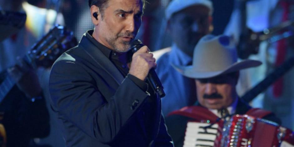 Alejandro Fernández enfurece en pleno concierto por difusión de video