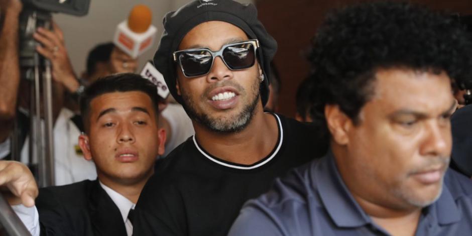 Ronaldinho debuta como futbolista en cárcel de Paraguay (VIDEO)