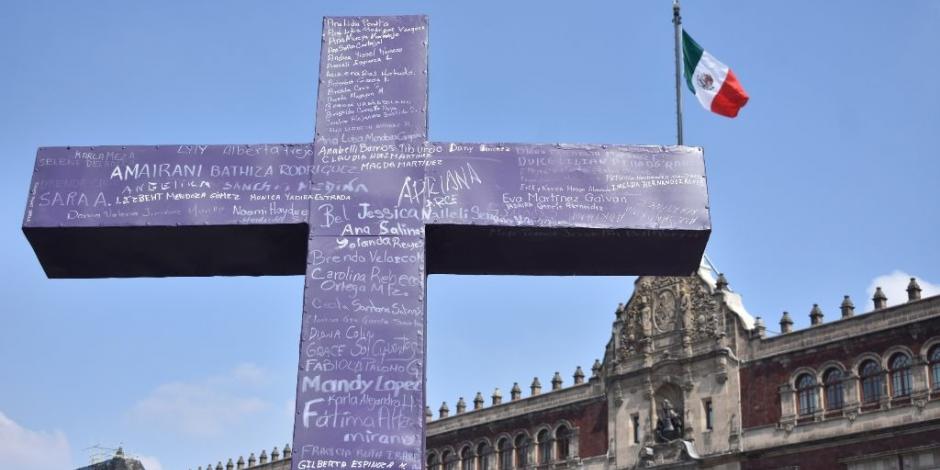 Colocan ofrenda en Zócalo de CDMX en memoria de víctimas de feminicidios