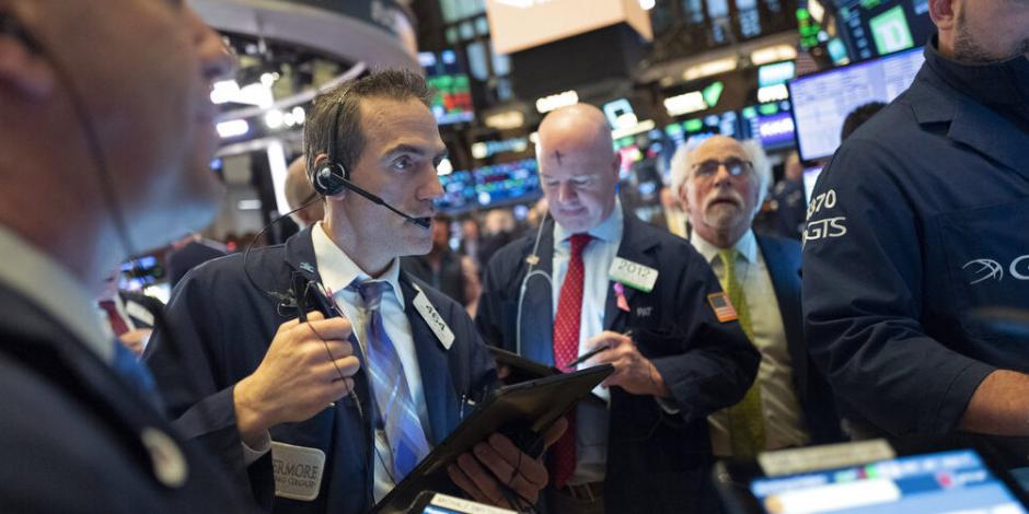 Wall Street se desploma 4.4% por Covid-19 y se perfila a su peor semana desde 2008