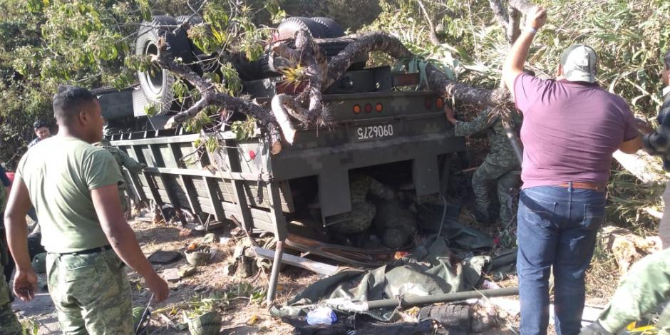 Suman cinco militares muertos en volcadura en Ixtlán, Oaxaca