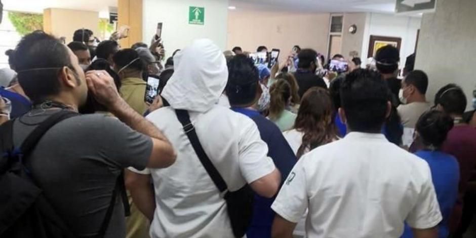 Protestan en el Centro Médico Siglo XXI para exigir insumos y bonos
