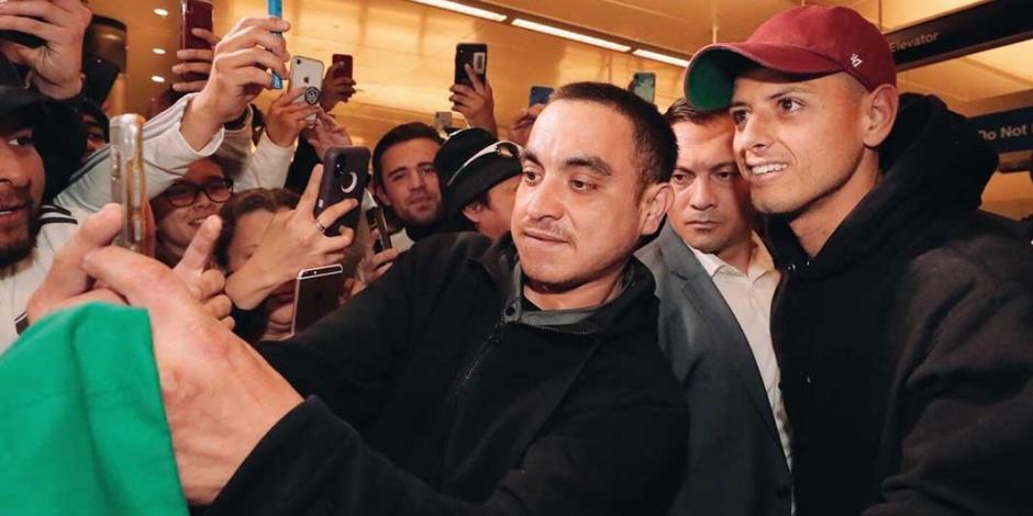 "Chicharito" llega a Los Ángeles y es recibido como estrella de Hollywood