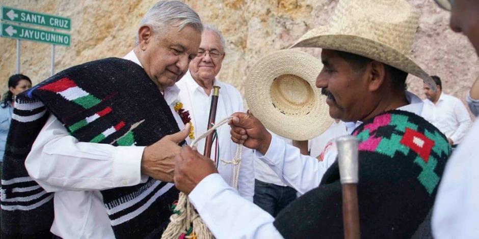 "Es preferible una flauta que un arma", anuncia AMLO apoyos a músicos mixtecos