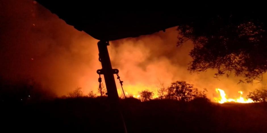Evacuan a 200 por incendio de pastizal en San Lorenzo Tezonco