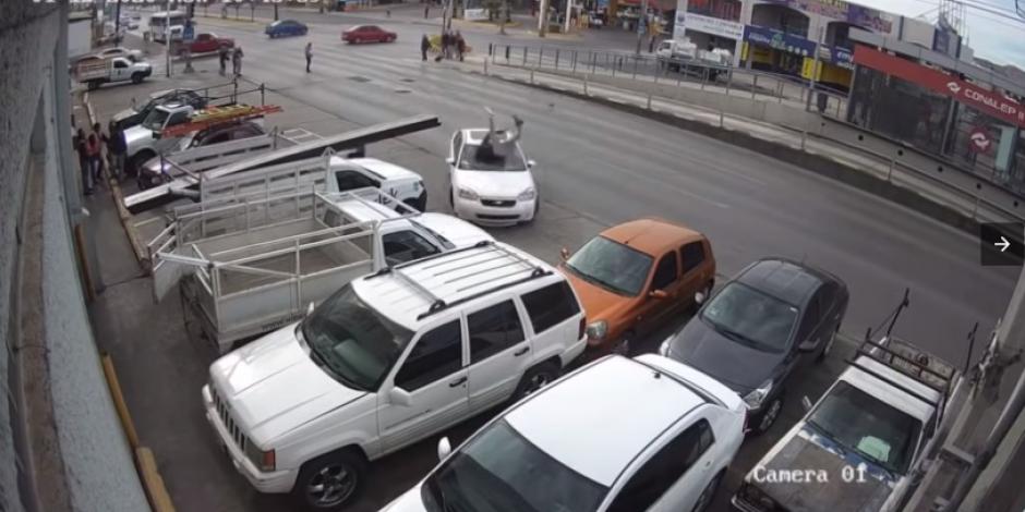 Peatón sobrevive a embestida de coche en Chihuahua (VIDEO)