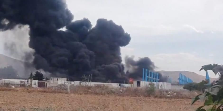 Incendio consume predio de desperdicios industriales en Tezoyuca (VIDEO)