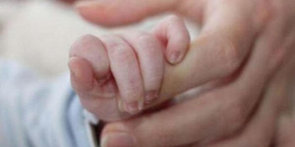 Muere bebé que nació con COVID-19 en EU