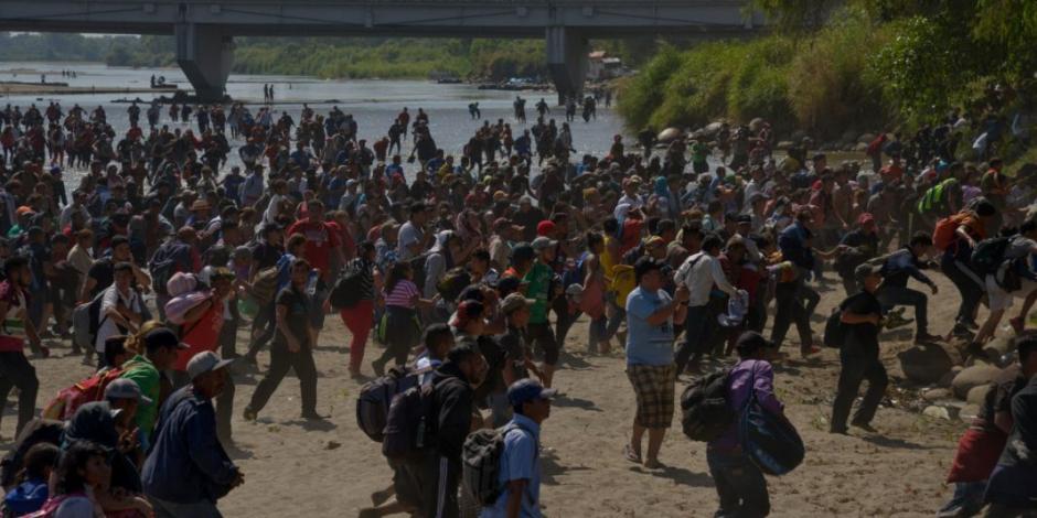 Migrantes cruzan por la fuerza a México por el río Suchiate