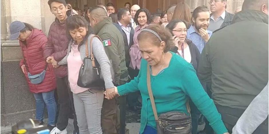 Padres de familia y trabajadores bloquean accesos a Palacio Nacional