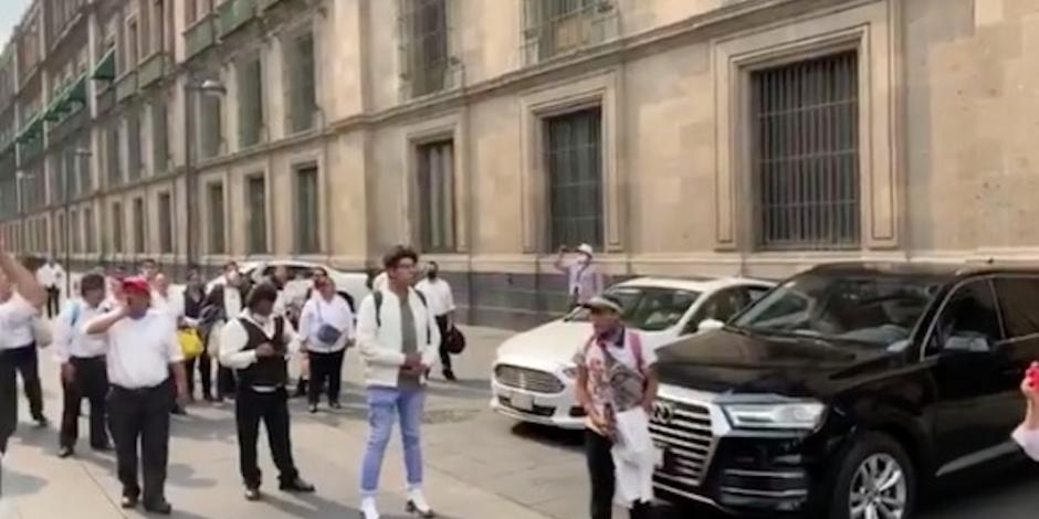 Meseros bloquean salida de vehículos de empresarios en Palacio Nacional