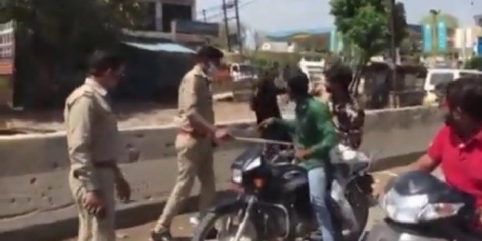 Así es como reprende la policía de India a quienes rompen cuarentena (VIDEO)