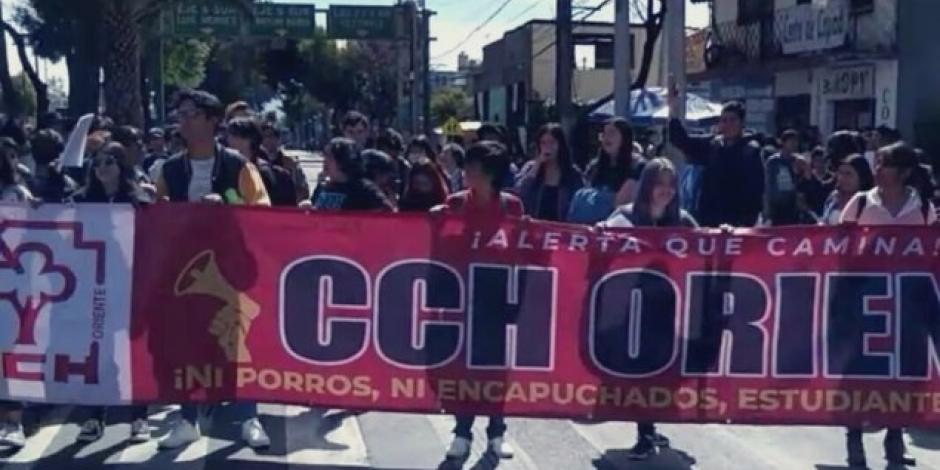 Alumnos del CCH Oriente bloquean Periférico en Iztapalapa