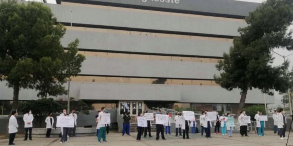 Protestan médicos del ISSSTE en Monterrey; exigen pago de becas