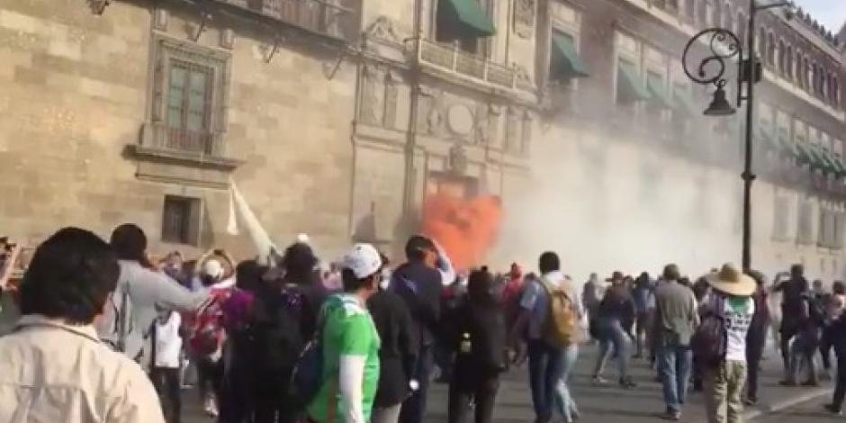 Lanzan explosivos en Palacio Nacional; 'son infiltrados', aseguran mujeres