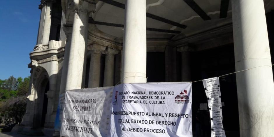 Sindicatos bloquean accesos de Bellas Artes; demandan pago de salarios