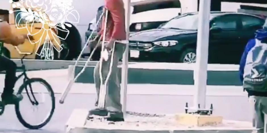 Captan a hombre con muletas caminando normal y usuarios enfurecen (VIDEO)