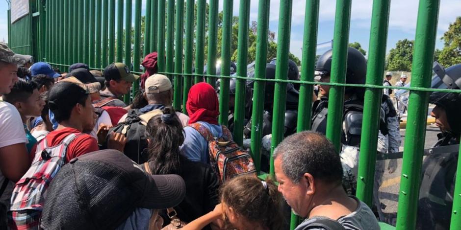 Tras arribo de caravana, refuerzan seguridad de puente fronterizo en Chiapas