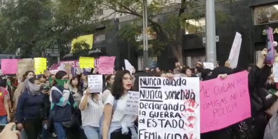 Mujeres marchan hacia las instalaciones del periódico La Prensa