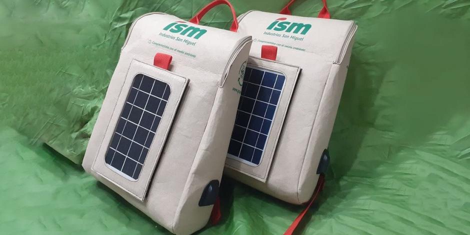 Crean en Perú mochila inteligente con botellas de plástico y panel solar (VIDEO)