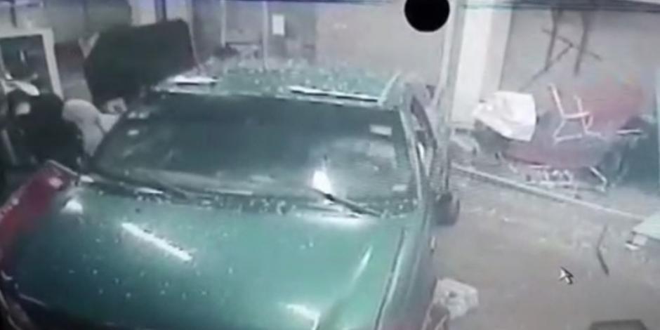 Con camioneta, sujetos irrumpen y saquean tienda en Tecámac (VIDEO)