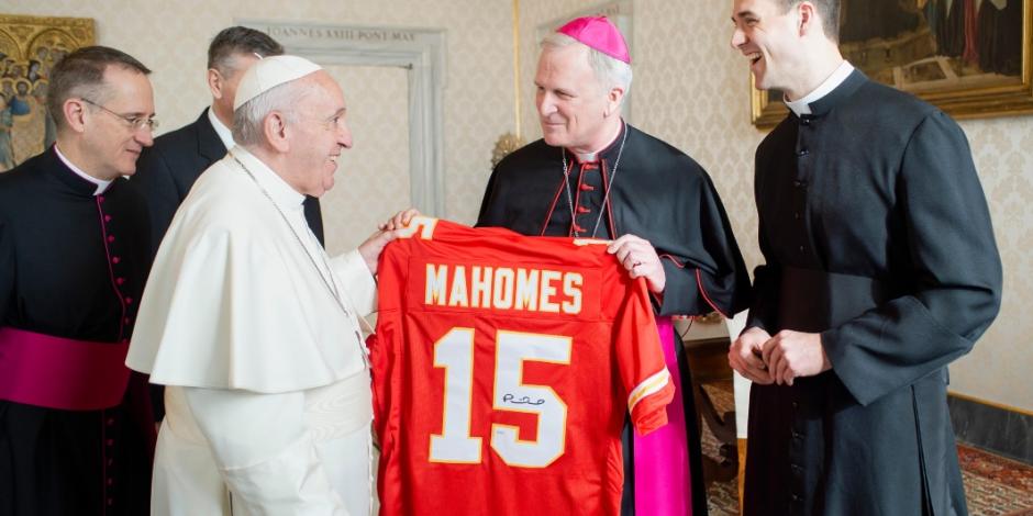 Obsequian jersey autografiado de Pat Mahomes al Papa Francisco