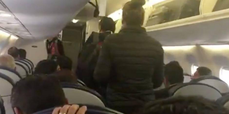 Familia baja de avión en el que viaja AMLO, "por seguridad" (VIDEO)