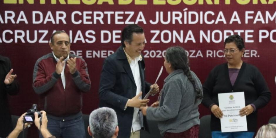 Entrega Cuitláhuac García escrituras a 70 familias de Veracruz