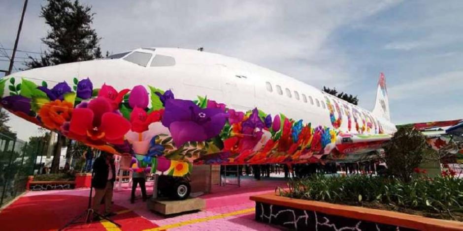 Transforman avión en biblioteca, en medio de lote baldío en Iztapalapa