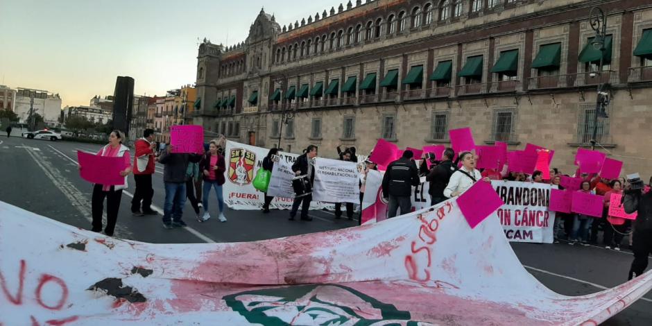 Pacientes con VIH se suman a la protesta de mujeres con cáncer